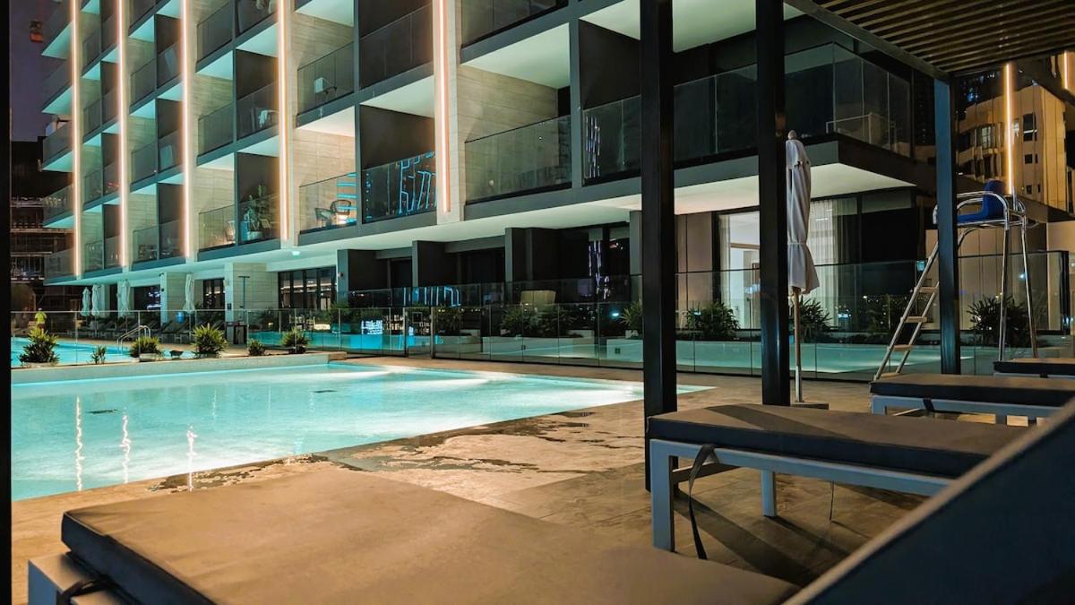 Sleek and Cozy Studio, Private Jacuzzi, Canal View - 4