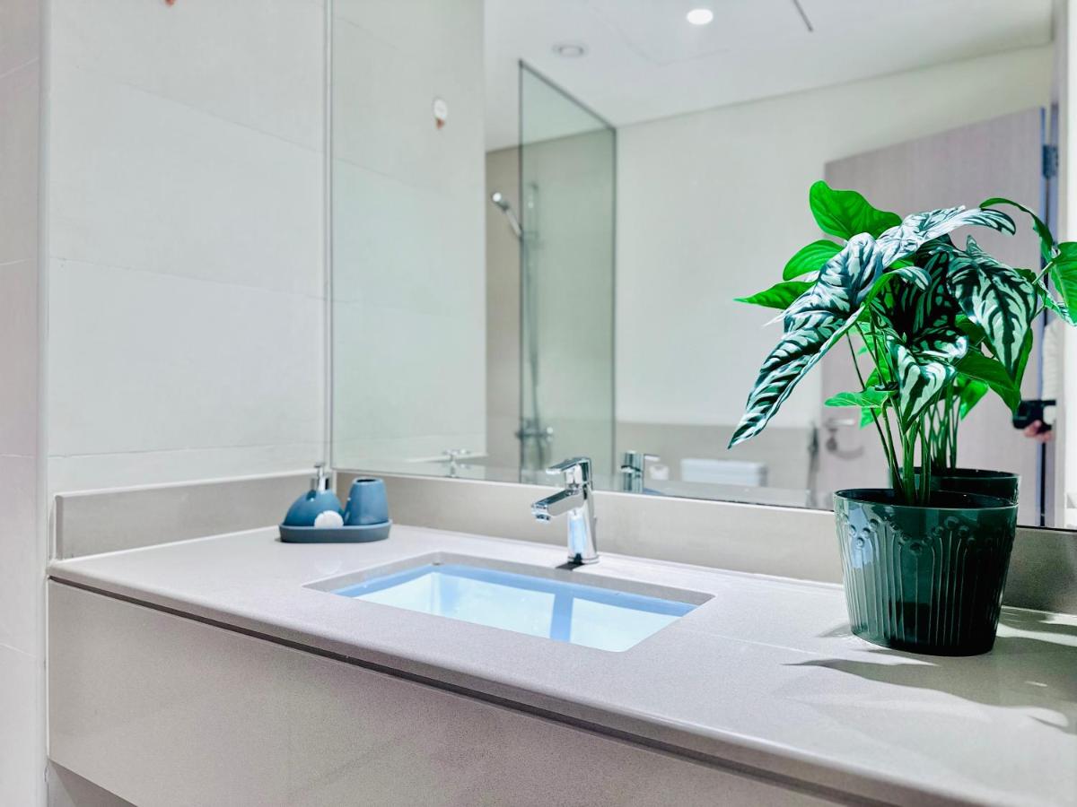 Waterfront 1BR at Waters Edge Yas Island - 3