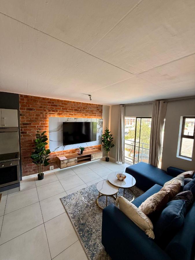 Elegant 2 bedroom apartment with Mountain Views