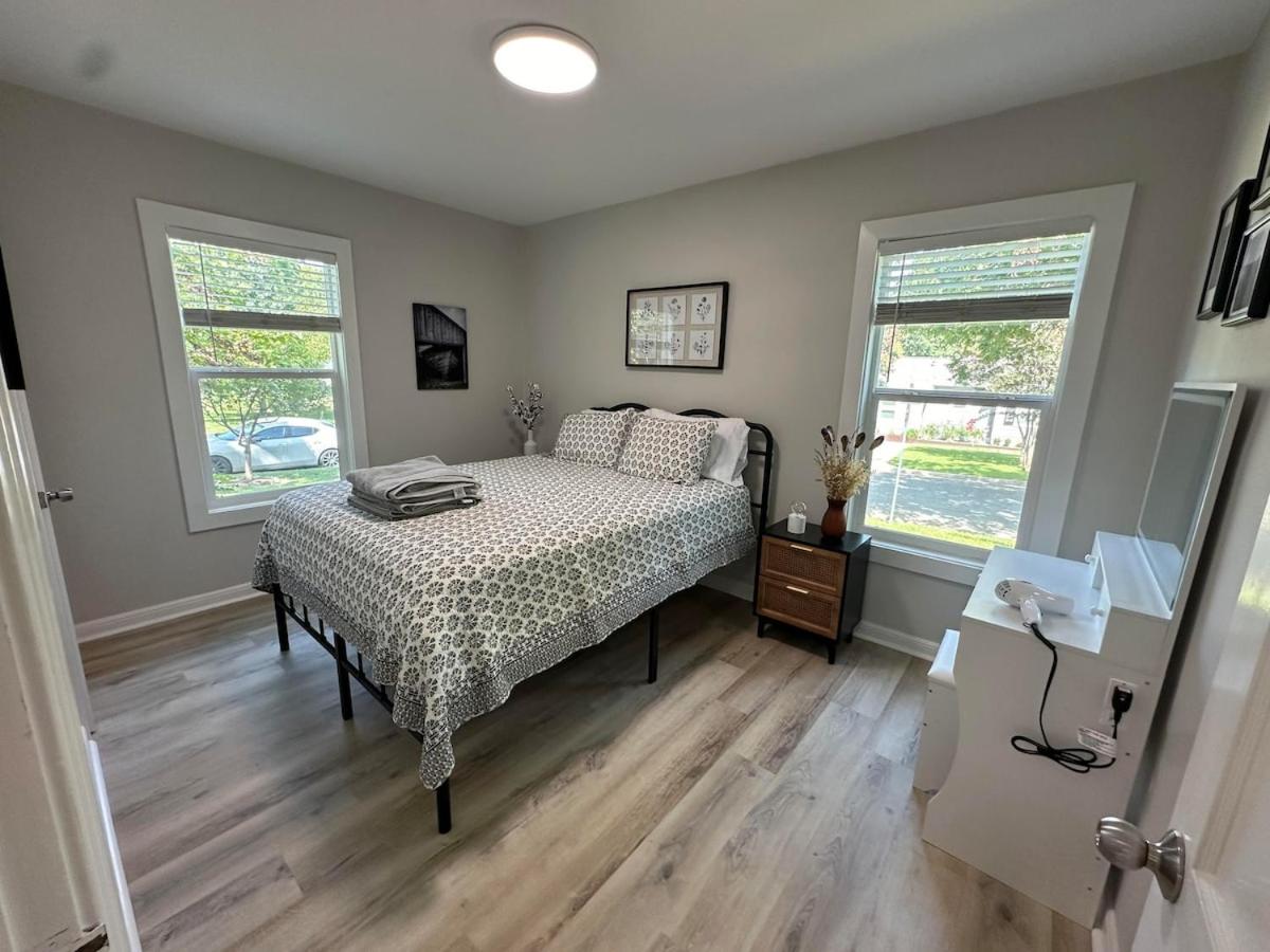 The Blue House- Backyard, grill, pets welcome - 2