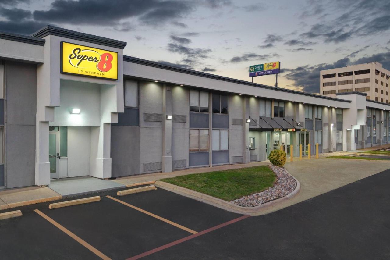 Image: Super 8 by Wyndham Fort Worth Entertainment District