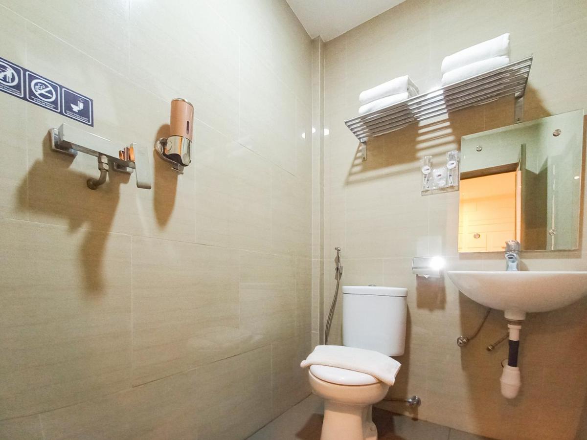 Urbanview Hotel X Ten Harbour Bay Batam - 4