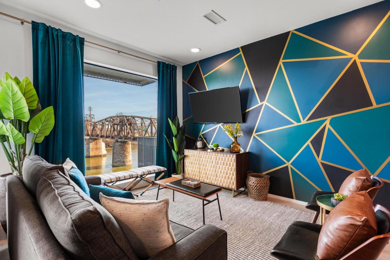 Upscale Riverview Condo with Garage plus Walk to Downtown