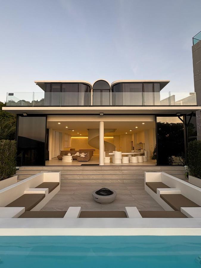 PORTRAIT Bangsaen - Beachfront Serviced Pool Villa