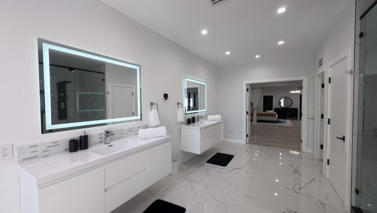 Sleek 7BR Exquisite Estate Resort Pool, Sauna, Spa 6500 SQF - 3