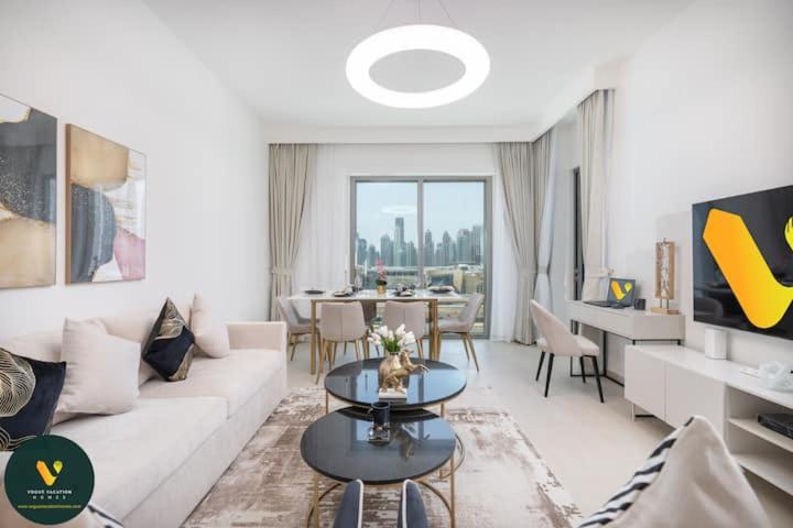 Vogue Vacation Homes, Downtown Views II with Direct Access to Dubai Mall Via a Climate Controlled Bridge, Two Bedroom Apartment with Balcony and Burj Khalifa View - 2
