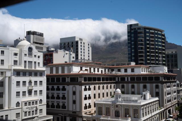 Designer 2BR CBD Apartment with Free Parking Table Mountain & Greenmarket Square Views - 2