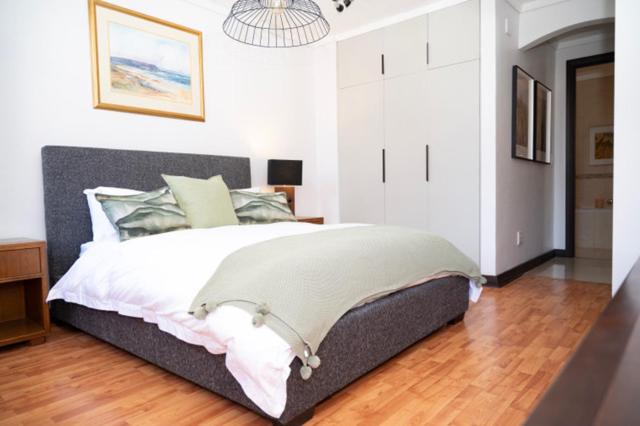 Designer 2BR CBD Apartment with Free Parking Table Mountain & Greenmarket Square Views - 3