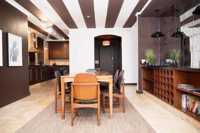 Designer 2BR CBD Apartment with Free Parking Table Mountain & Greenmarket Square Views - 5