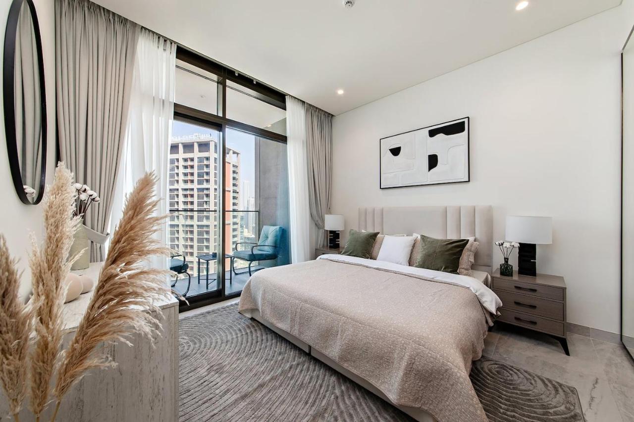 High-Rise 1BR Apartment with Burj Khalifa view - 2