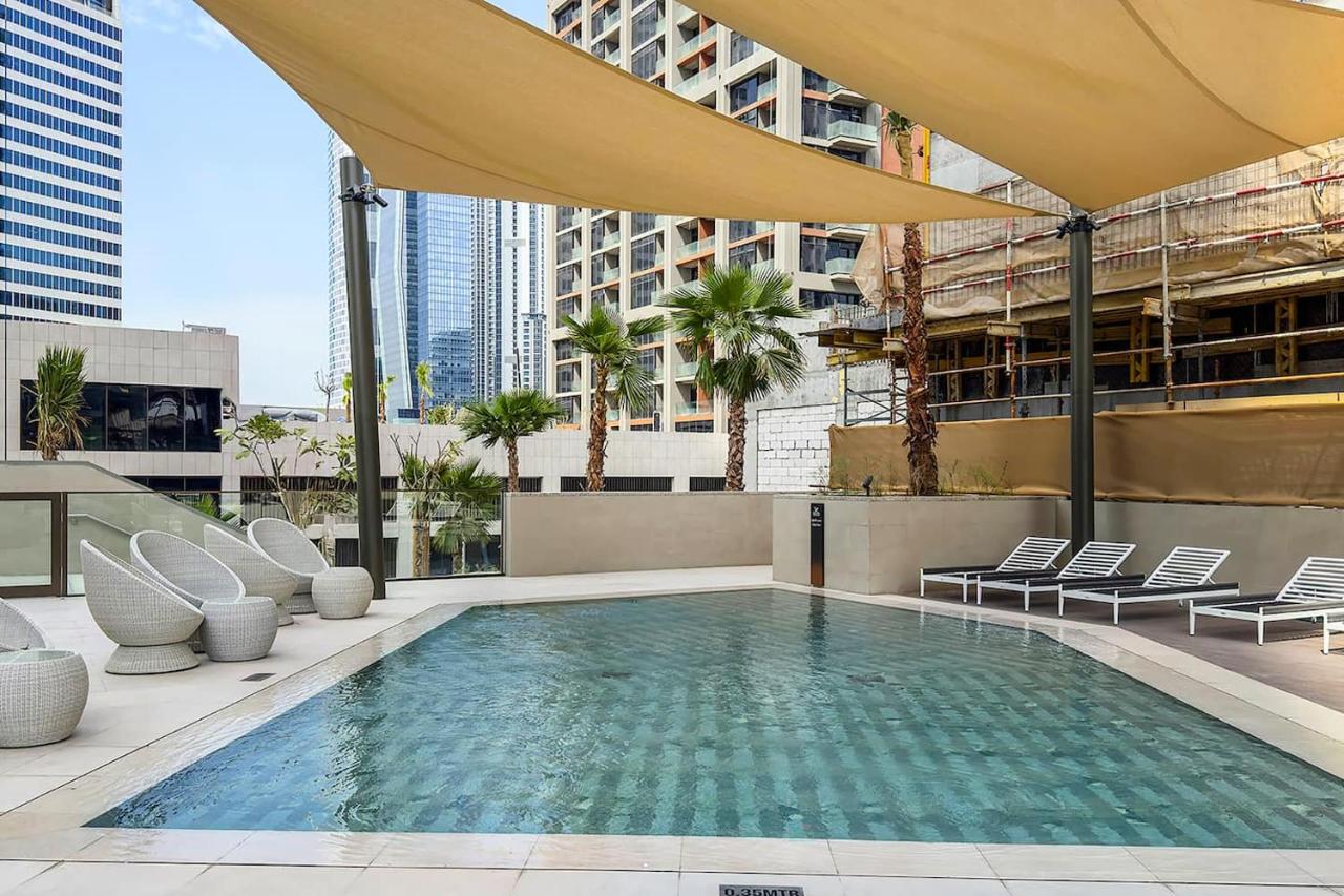 High-Rise 1BR Apartment with Burj Khalifa view - 4