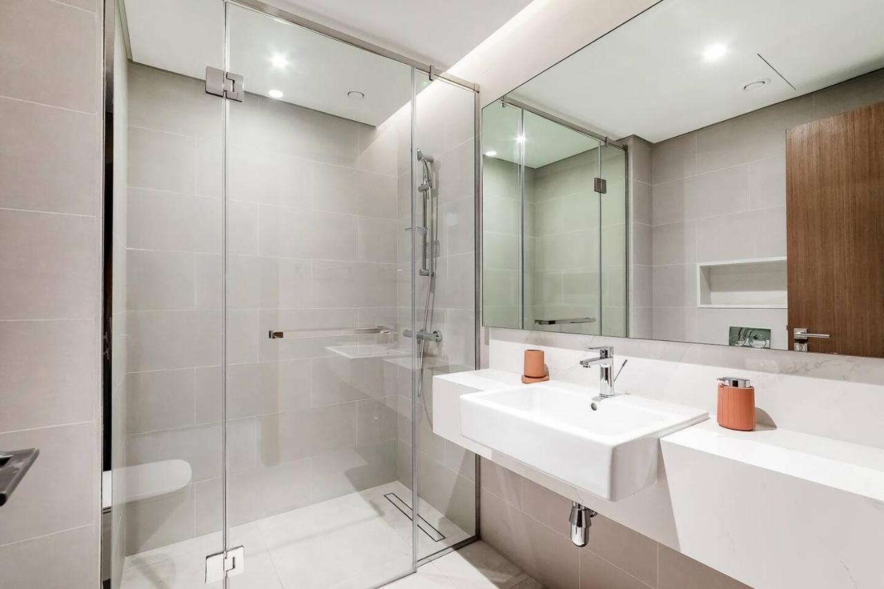 Luxury 2BR Apartment Burj Khalifa View in Al Safa - 3