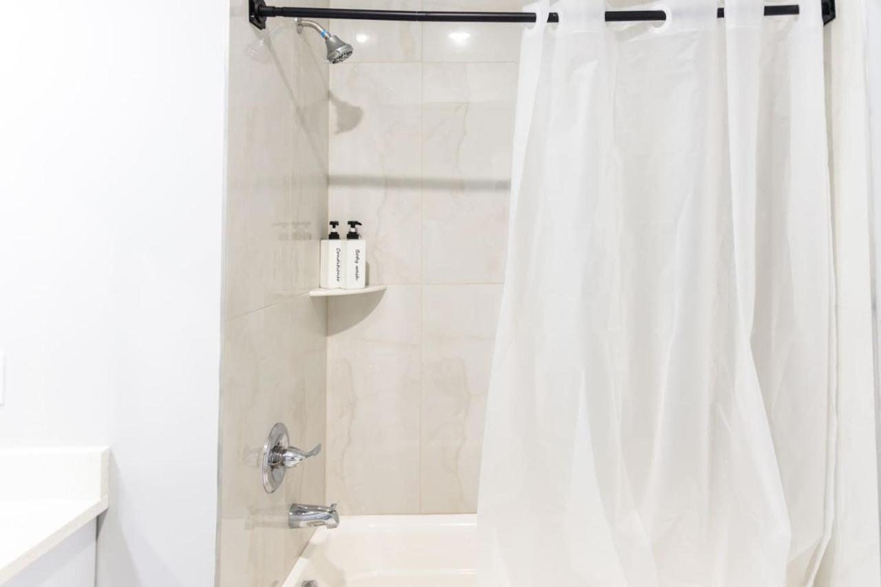 Stylish Two Bedroom Apartment with Free Indoor Parking - 3