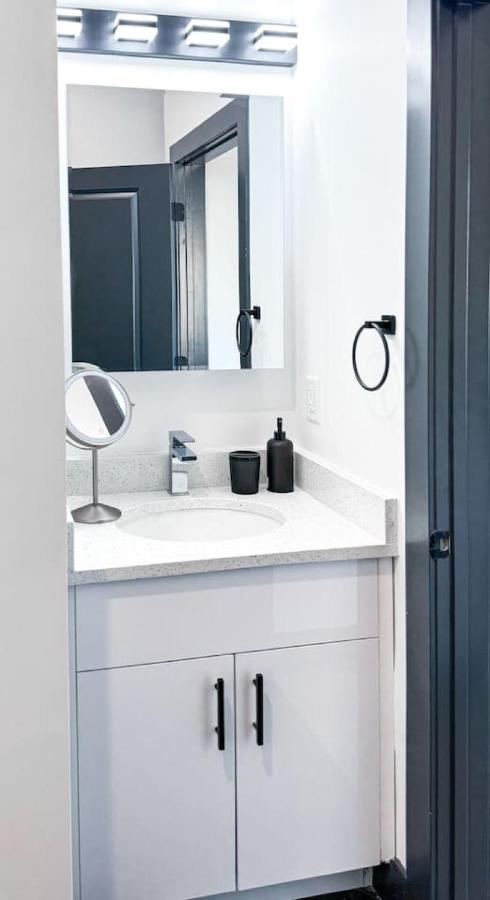 Stylish Studio Apt-Outside NYC - 3