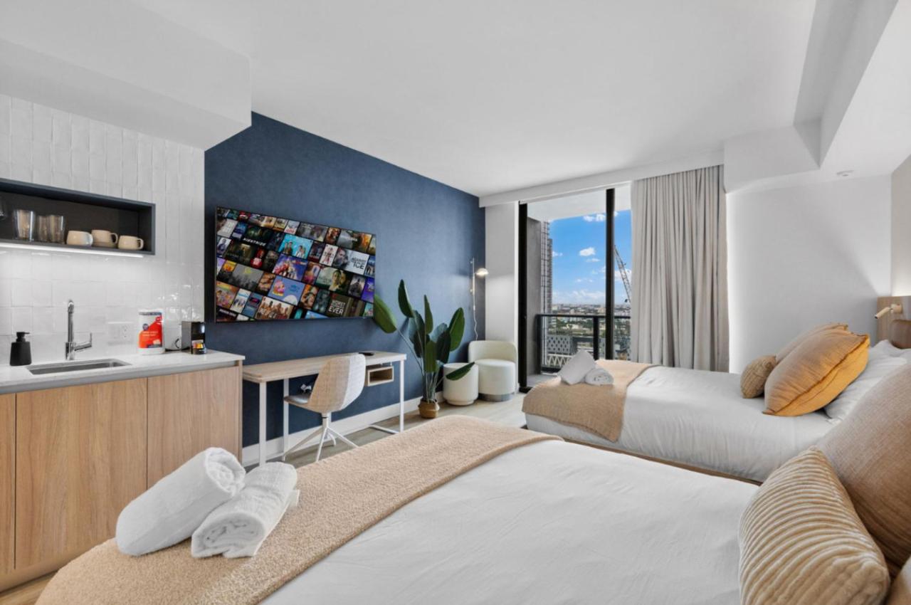 2105 Modern studio with Balcony a Pool and a 24 hour Gym in Downtown Miami
