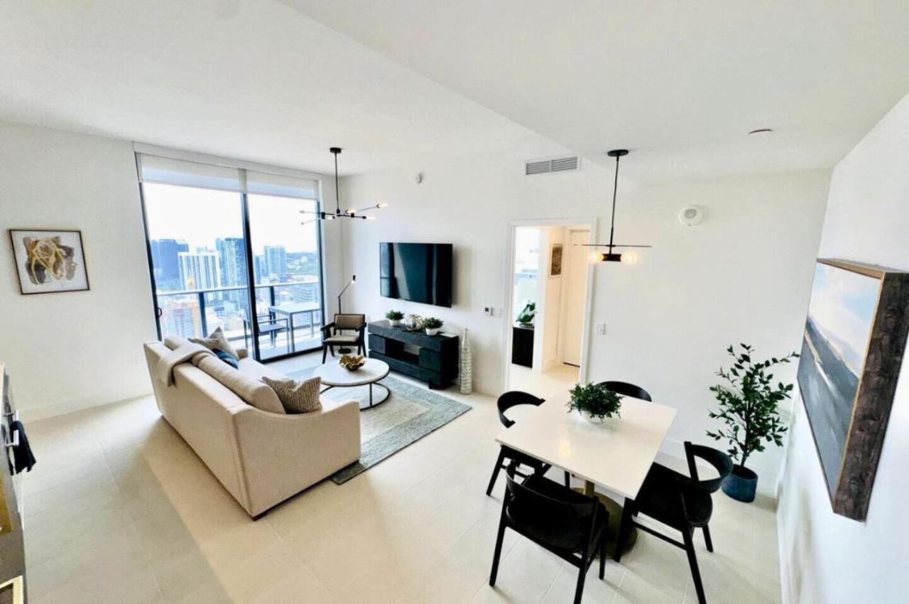 4905 Corner Penthouse with Sunset Views a Pool and Gym in Downtown Miami