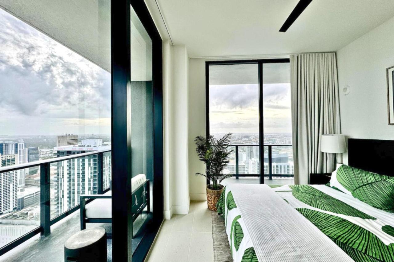 4905 Corner Penthouse with Sunset Views a Pool and Gym in Downtown Miami - 2