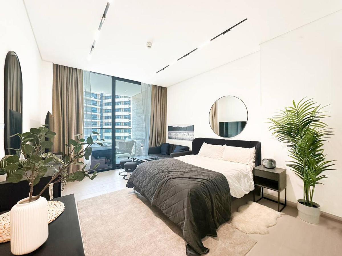 Modern Studio with Private Jacuzzi