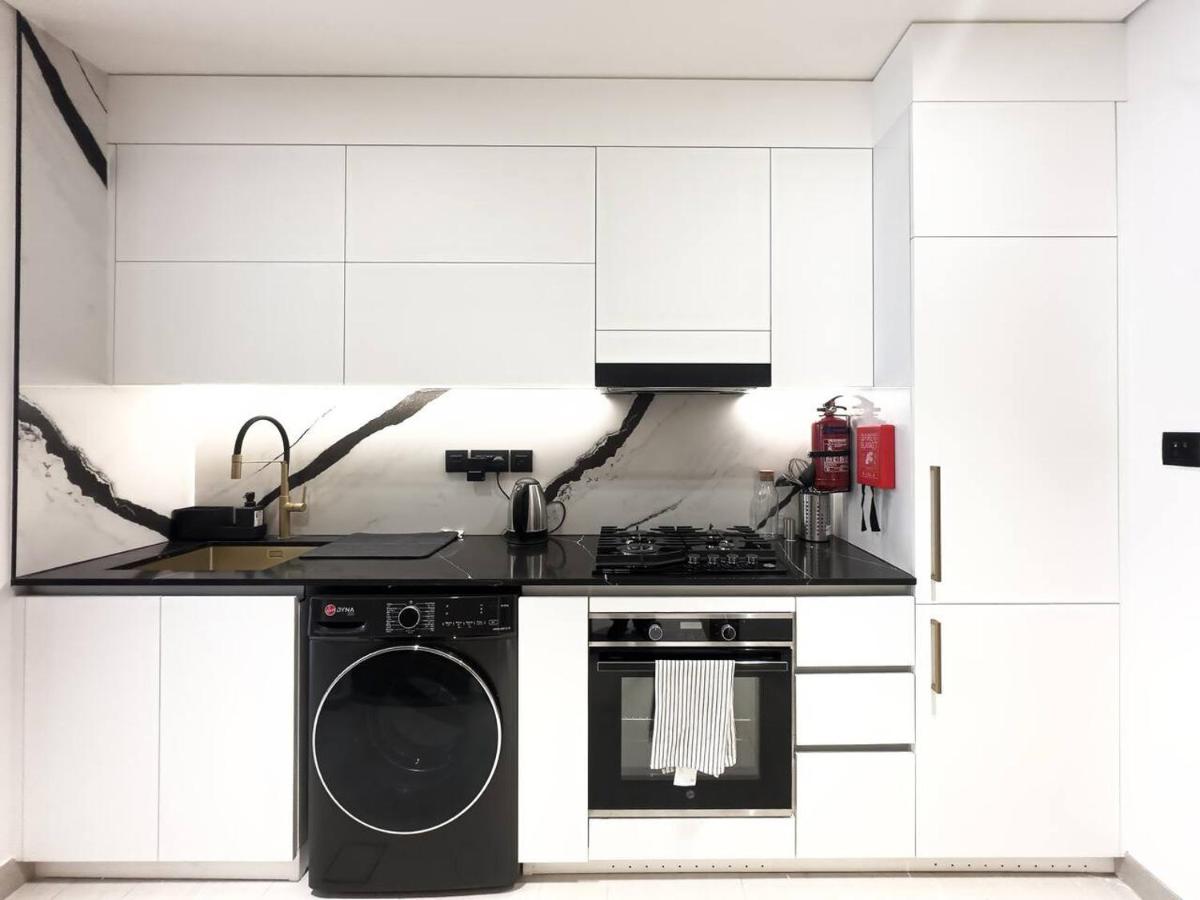 Modern Studio with Private Jacuzzi - 4