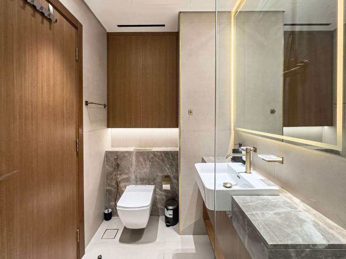 Modern Studio with Private Jacuzzi - 2