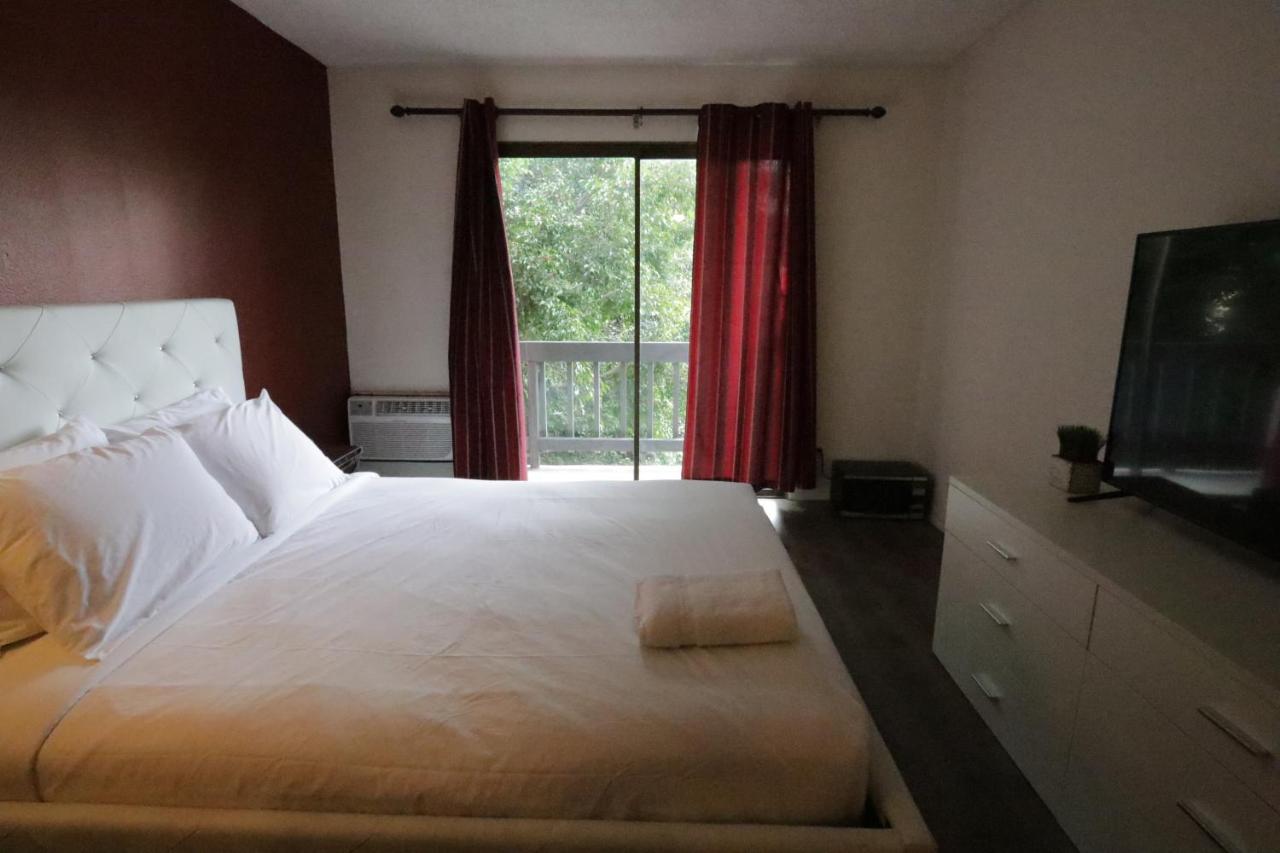 Cozy Beverly Hills Hotel Style apartment - 4