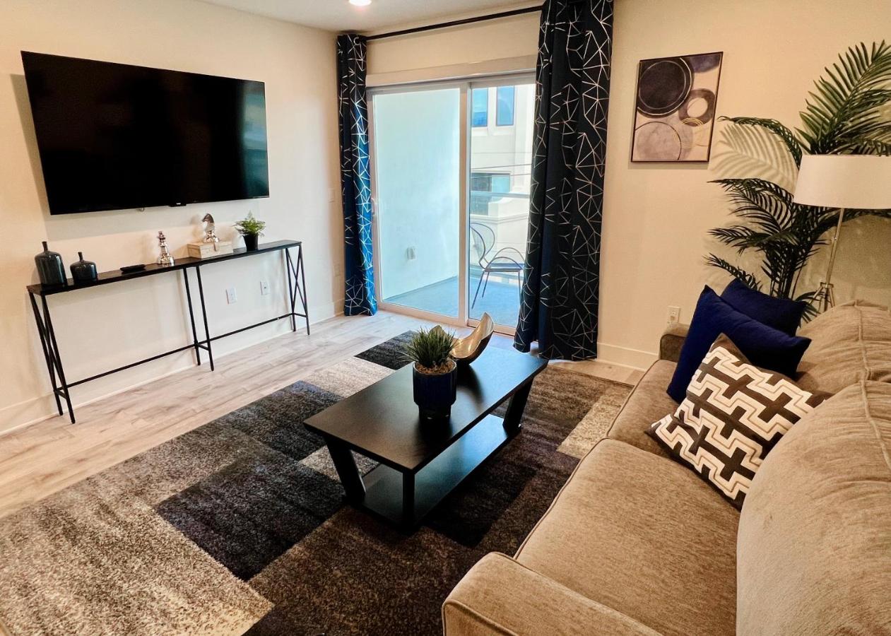 Cozy Century City 2 Br Sleeps 6 with Parking 505