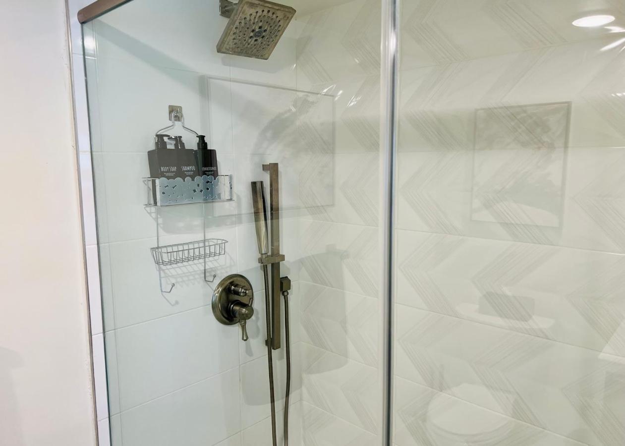 Cozy Century City 2 Br Sleeps 6 with Parking 505 - 3