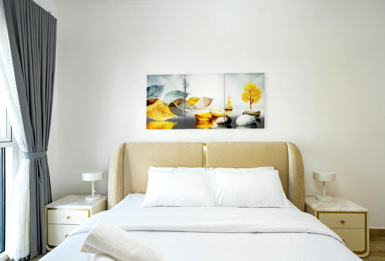 Canal Views, LUX Waterfront 2BR, Pool! Yas Island - 4