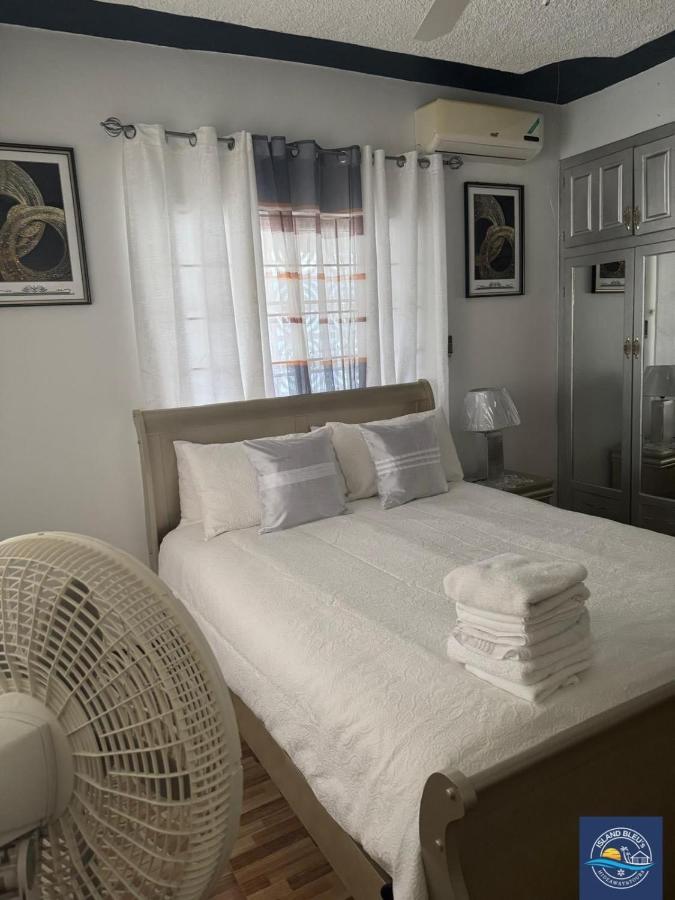 Island Bleu Hideaway & Tours