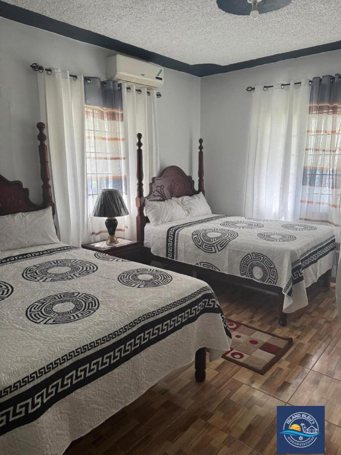 Island Bleu Hideaway & Tours - 2