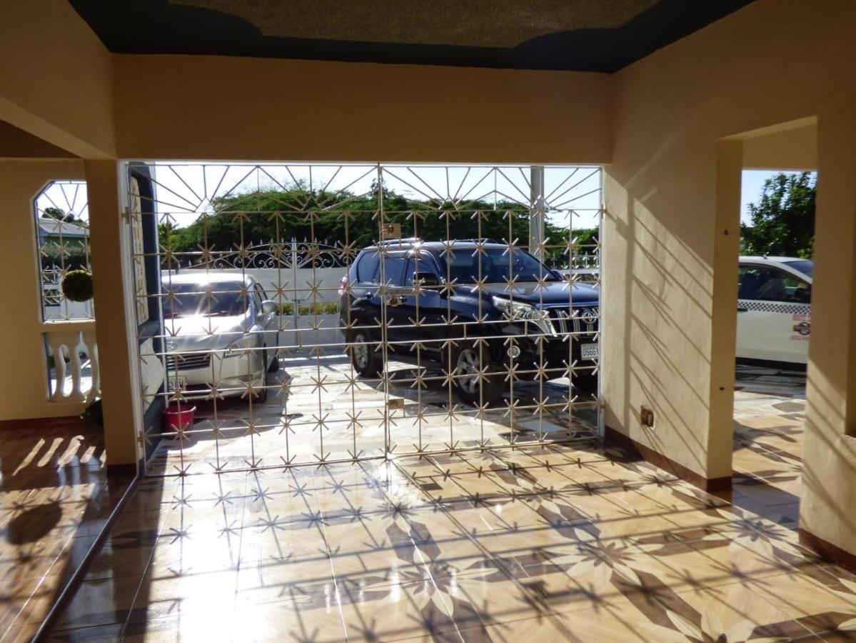 Island Bleu Hideaway & Tours - 4