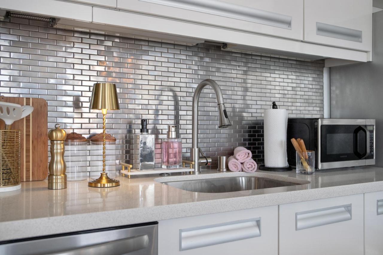 Stylish loft 2 queens & 2 sofas - 2