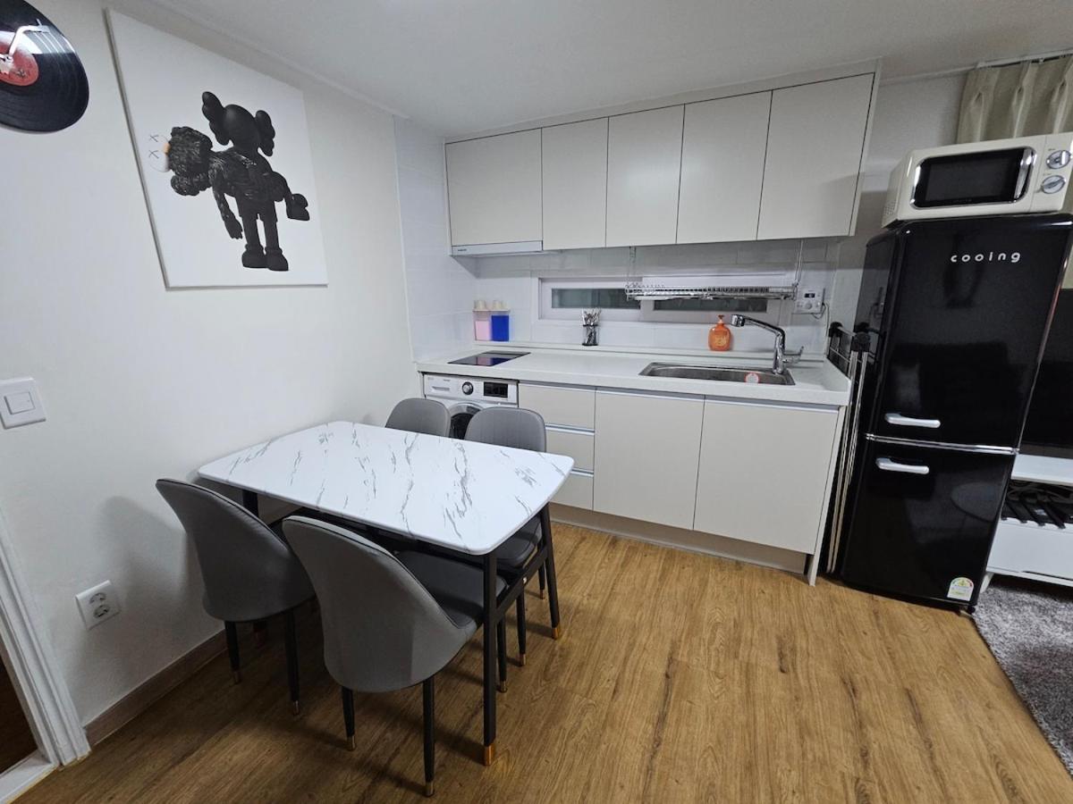 Gangnam Modern House 5 minutes from Yeoksam Station Sleeps 6 - 4