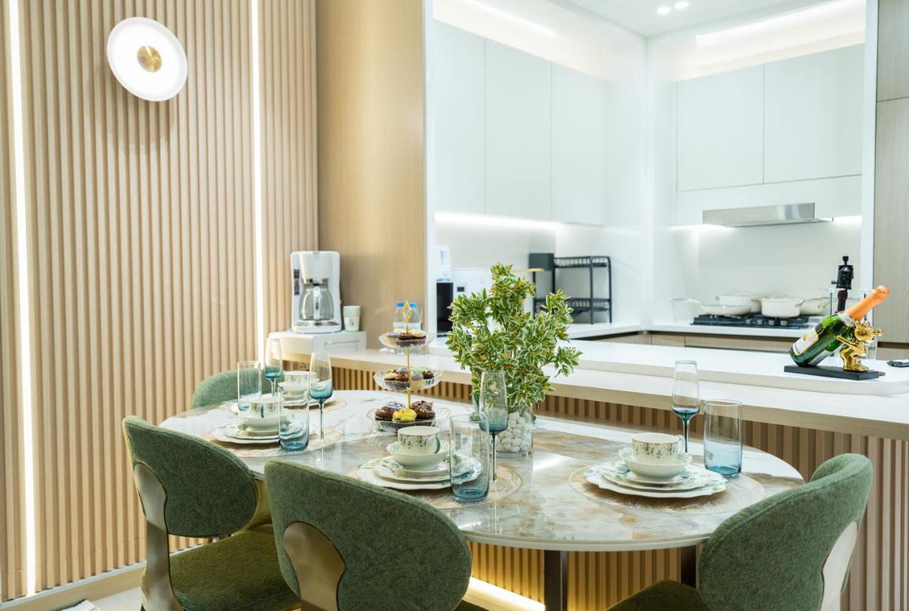 Binghatti Aurora, JVC Dubai - Unique Round Bed Experience with pool view - 5