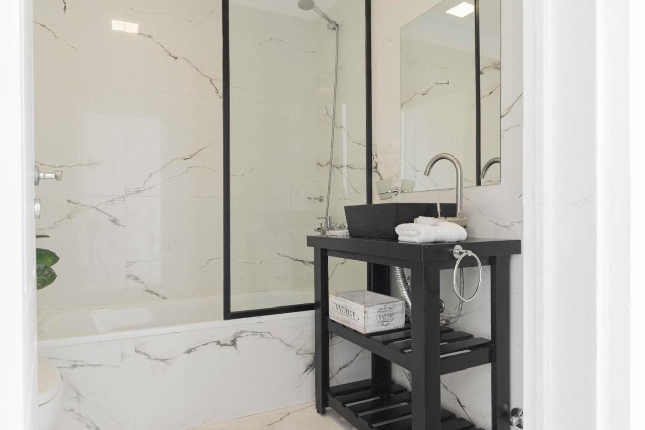 MOT Thames 'C' - 4 Bd Pool & BBQ - 3