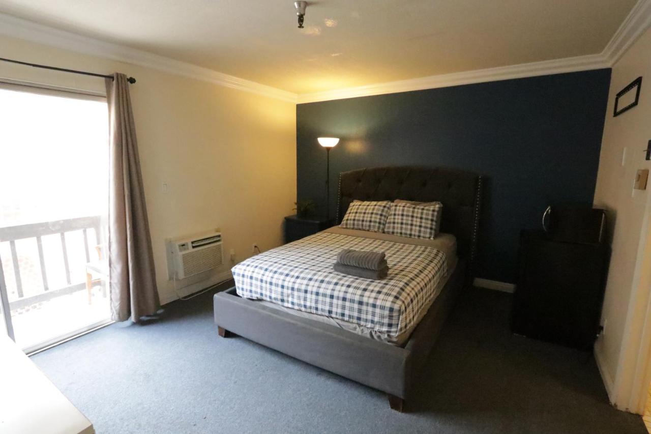 Beverly Hills Queen Bed Studio