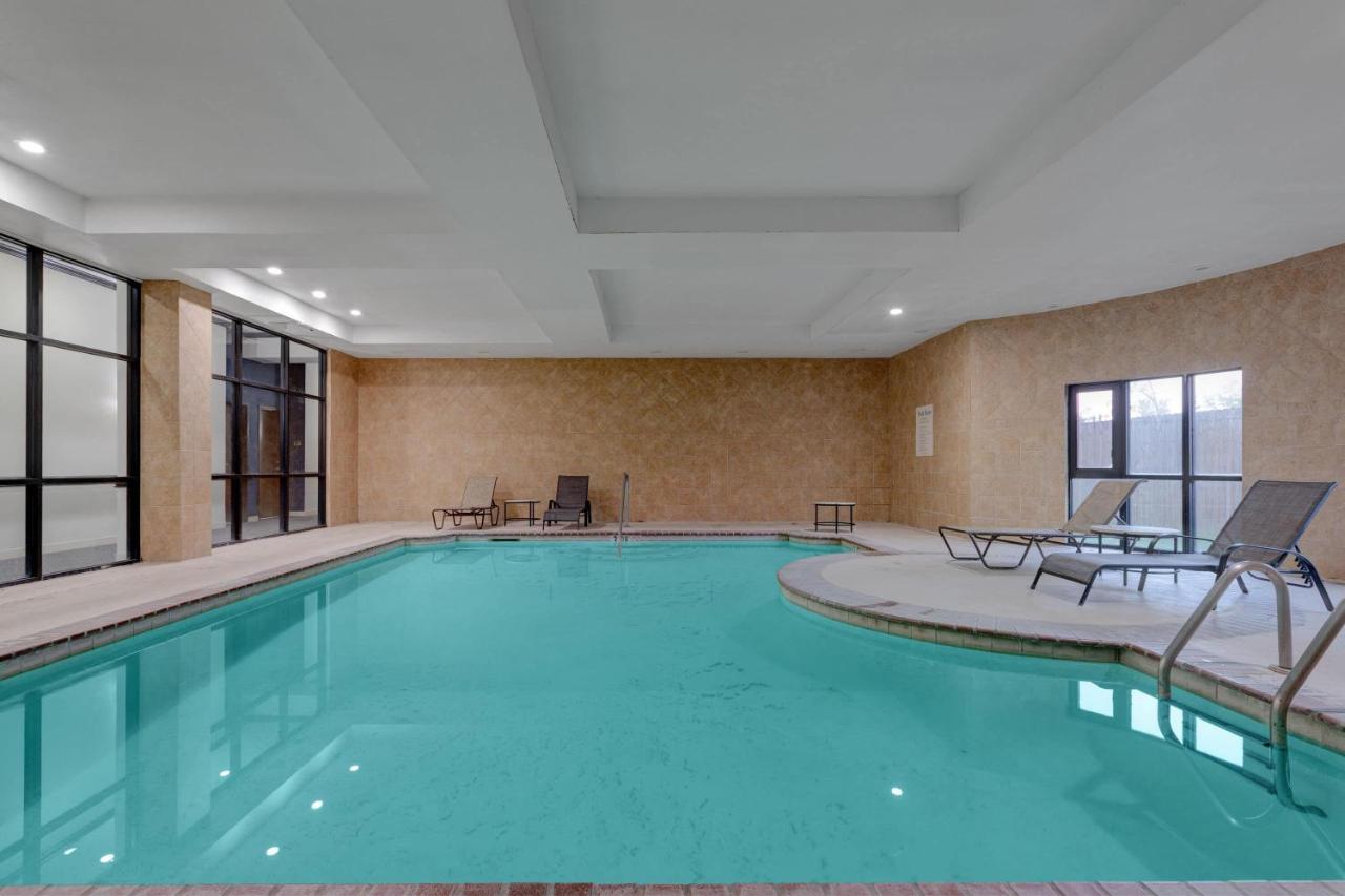 Deluxe Inn — photo 14