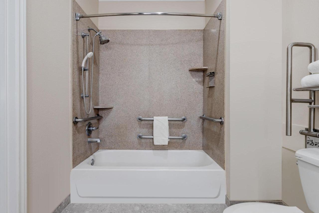 Deluxe Inn — photo 19