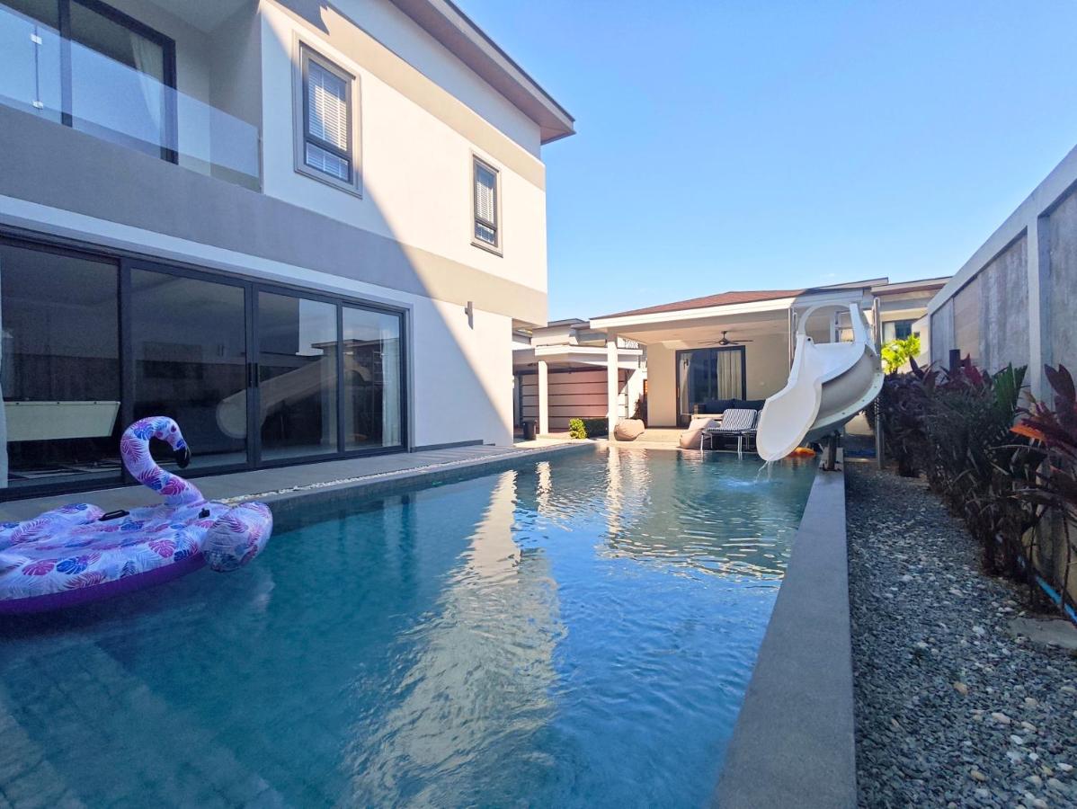 Serenity Private Pool Villa 8 Bedrooms 7 Bathrooms for 16 People in Pattaya