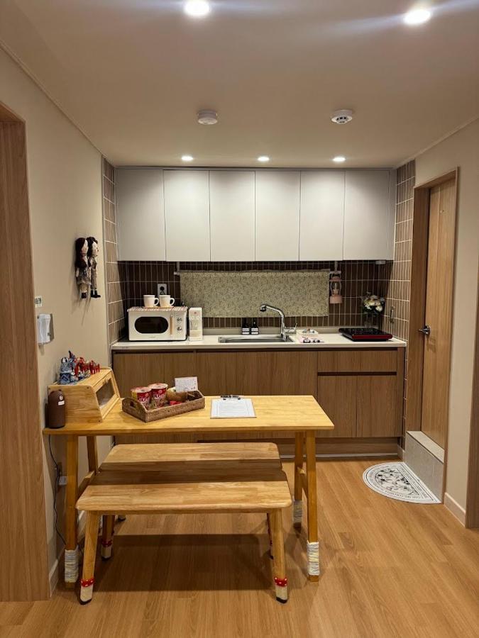 5min to Seoul Station, Airport Rail, Modern 2BR, Family & Groups