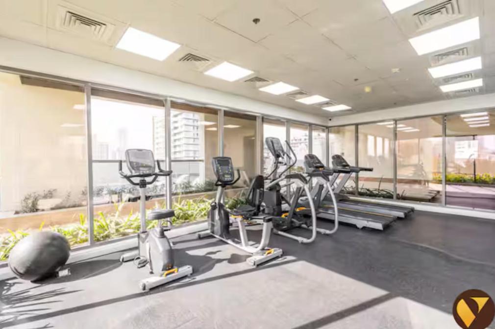 Vogue Vacation Homes, JVC Jeewar Tower Near Circle Mall, One Bedroom Apartment with Balcony and City View, Access to all Amenities - 5