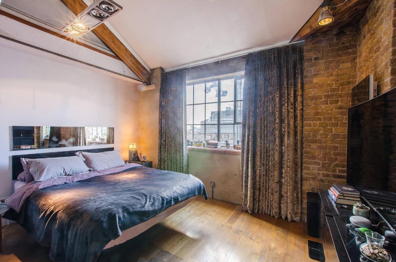 High-Ceiling Apartment in Iconic 1932 Art Deco Factory Conversion, London Bridge - 2