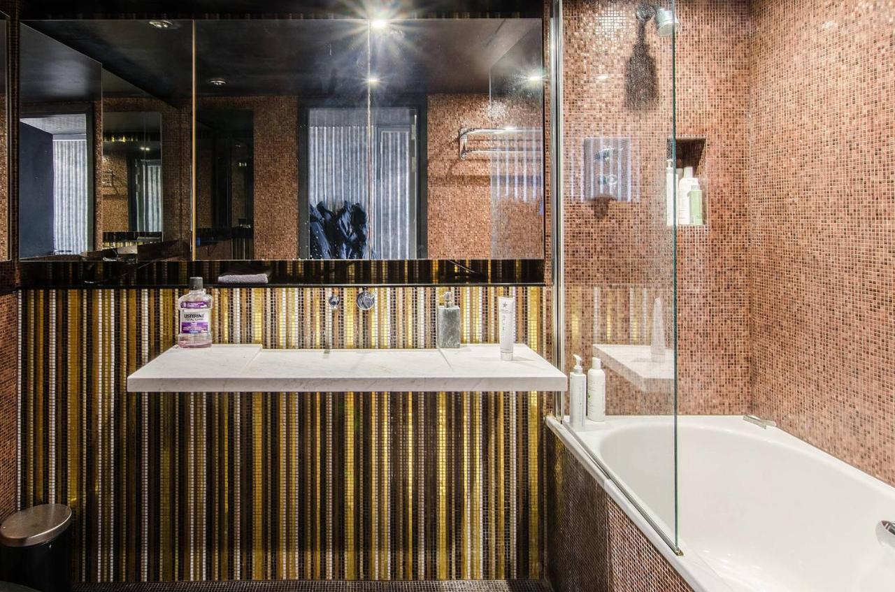 High-Ceiling Apartment in Iconic 1932 Art Deco Factory Conversion, London Bridge - 3