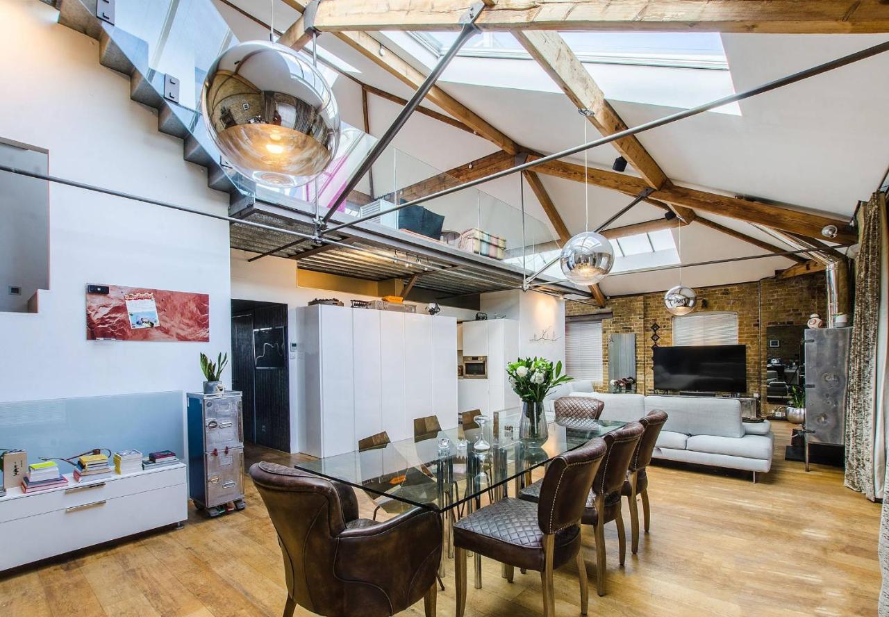 High-Ceiling Apartment in Iconic 1932 Art Deco Factory Conversion, London Bridge - 4