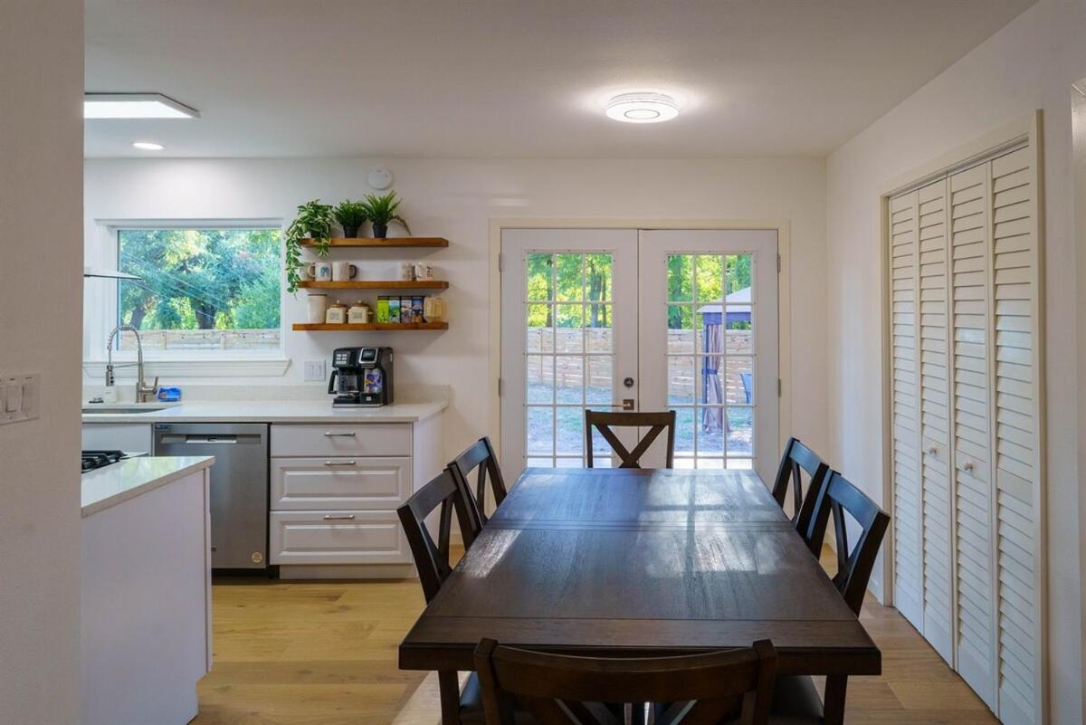 Cozy Austin Escape King and 3 Queens Family or Group - 4