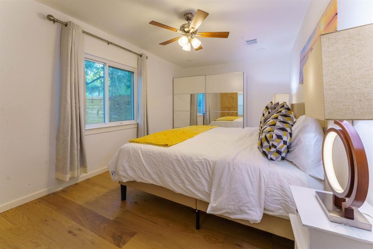 Cozy Austin Escape King and 3 Queens Family or Group - 2