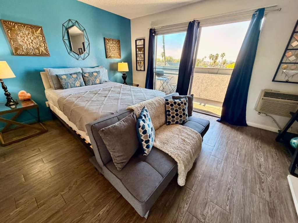 Hollywood Studio with Pool, Parking, Gym & Sign View - 2