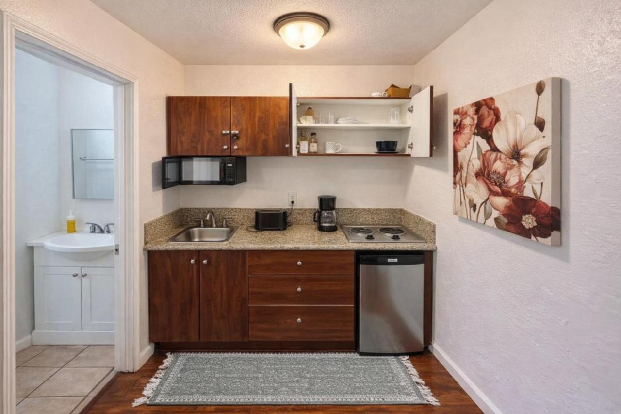 Charming Studio in the Heart of Hollywood - 4