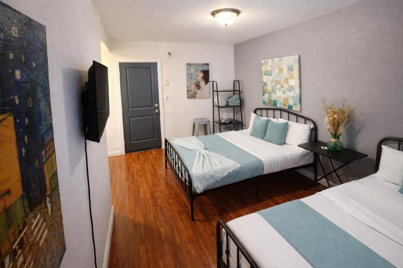 Charming Studio in the Heart of Hollywood - 2