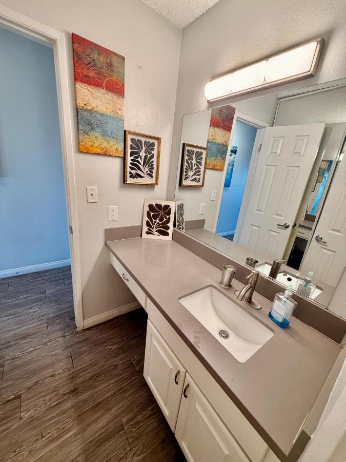 Hollywood Studio with Pool, Parking, Gym & Sign View - 3